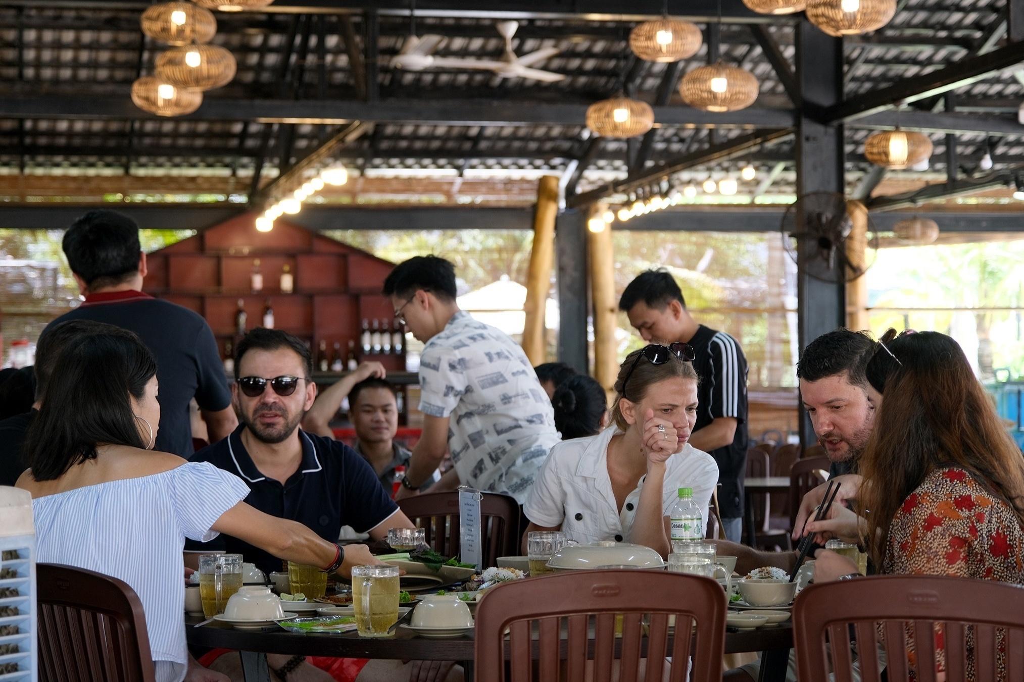  Du khách quốc tế trải nghiệm ẩm thực Việt Nam tại nhà hàng ở Bãi Sao năm 2020.