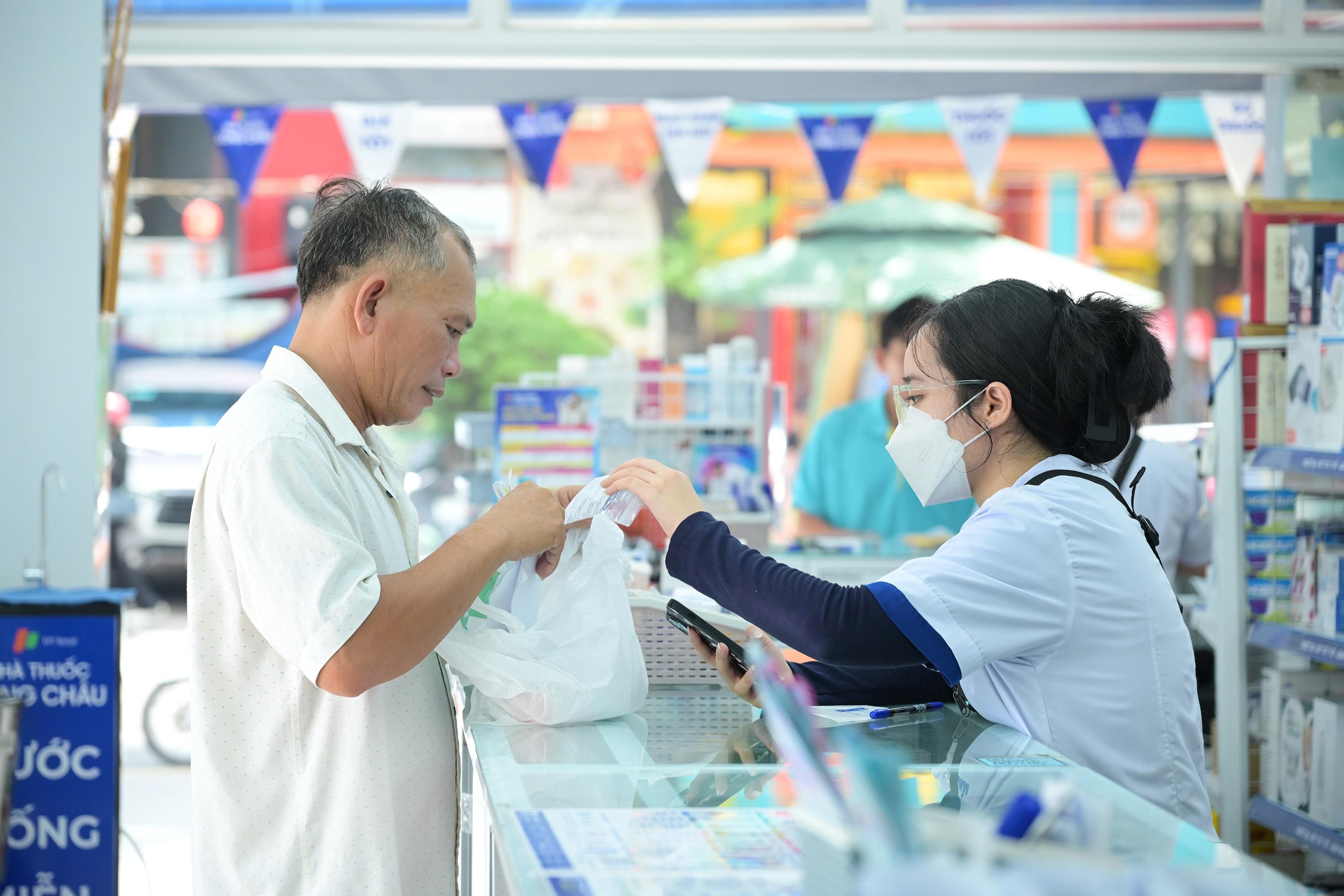 Với mạng lưới hơn 2.678 nhà thuốc cùng đội ngũ chuyên viên y tế vững chuyên môn, Long Châu tiếp tục nâng cao vai trò điểm tựa sức khỏe “gần dân, sát dân” phục vụ cộng đồng. Ảnh: Hoàng Khánh.