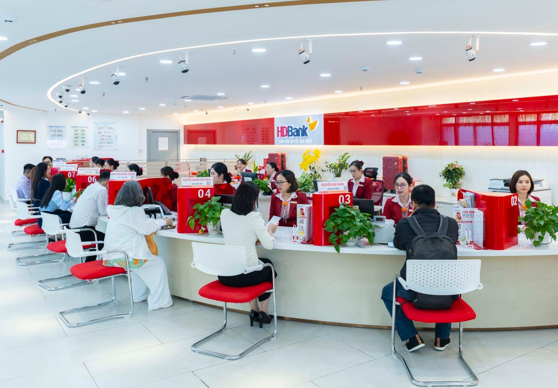  Sau 3 kỳ quay số, hàng nghìn giải thưởng và phần quà thiết thực đã được trao đến khách hàng. 