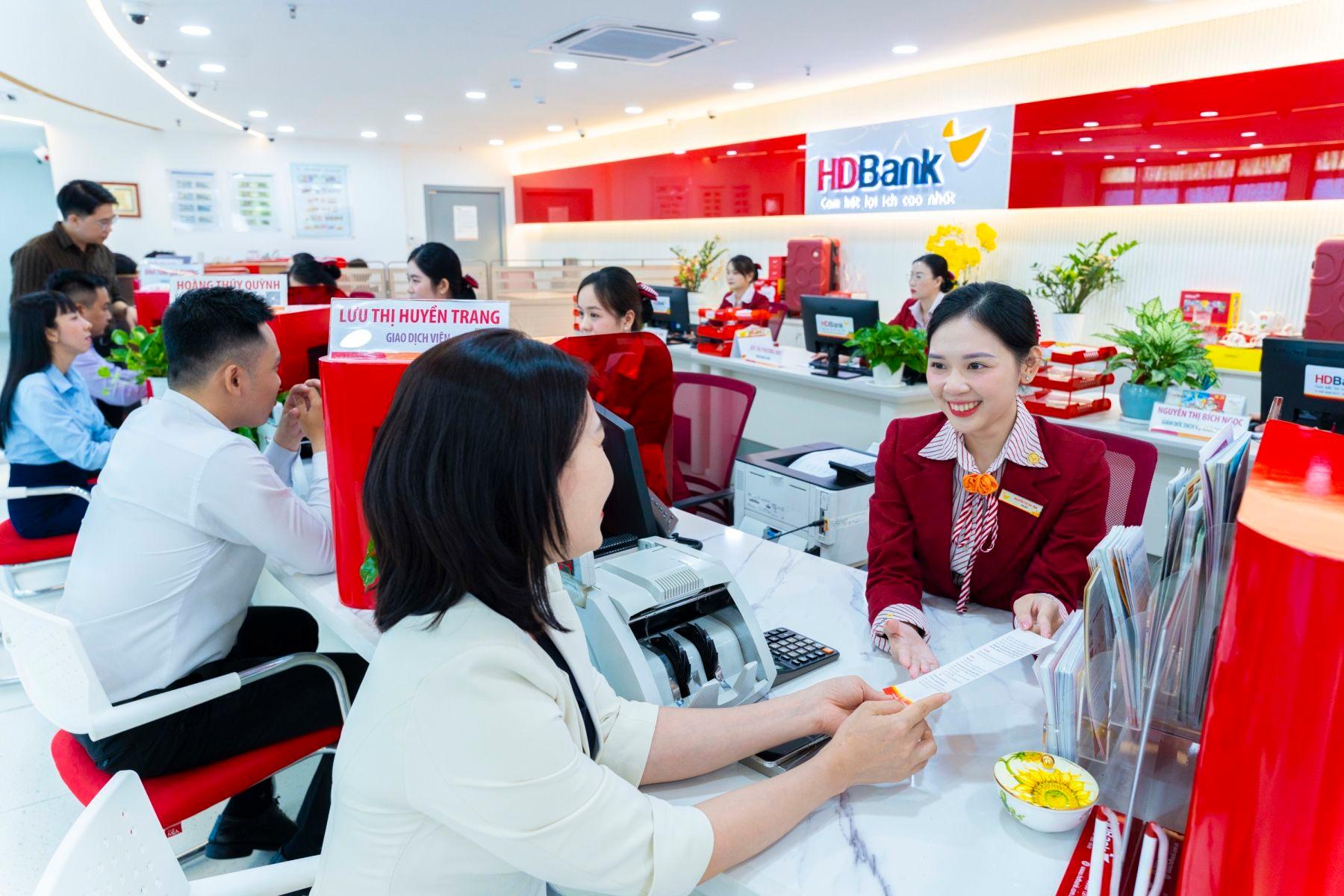  Chương trình áp dụng cho tất cả khách hàng mở sổ tiết kiệm tại quầy hoặc qua kênh online. 