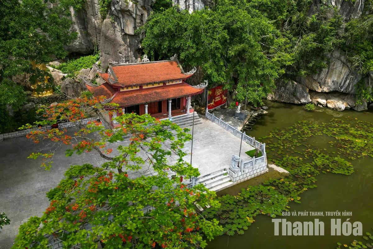 Sau hành trình khám phá hang động, chùa Linh Ứng là điểm dừng chân không thể bỏ qua.
