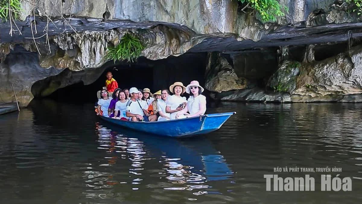 Trong những ngày nắng nóng, khi thuyền đưa du khách xuyên qua lòng động, luồng gió mát lành từ sâu trong núi tạo cảm giác như bước vào một thế giới hoàn toàn khác với không gian bên ngoài.