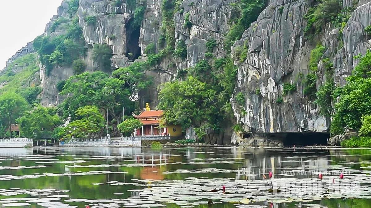 Không chỉ hấp dẫn bởi cảnh quan trên mặt nước, danh thắng Kim Sơn còn sở hữu hệ thống 7 hang động độc đáo thông với nhau trong lòng núi. Trong đó, động Ngọc Hồ, Ngọc Kiều và động Tiên Sơn là những điểm đến tạo nên sức hút riêng cho hành trình khám phá.