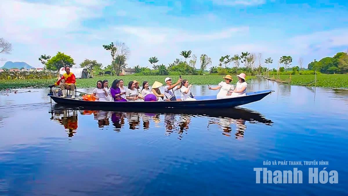 Du khách tỏ ra vô cùng thích thú khi trải nghiệm ngồi thuyền xuôi dòng suối Ấu, thưởng ngoạn cảnh sắc non nước hữu tình của danh thắng Kim Sơn.