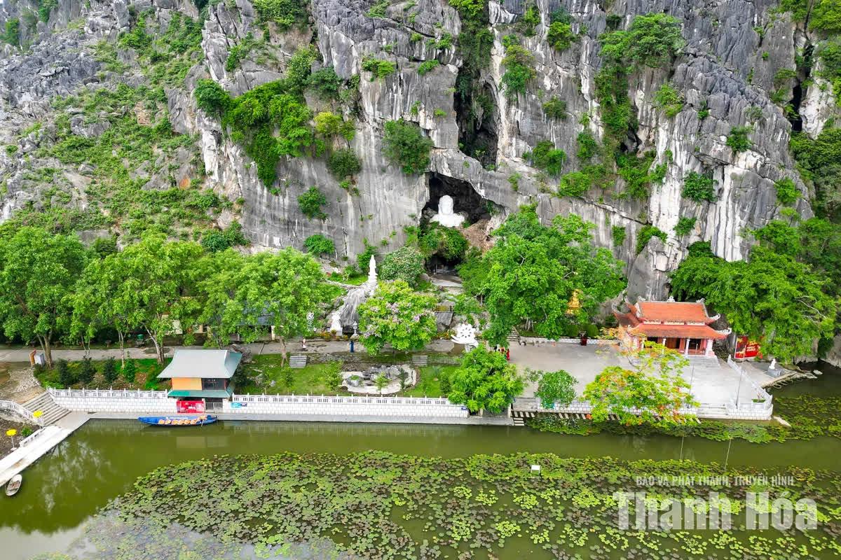 Chùa còn có tên Ngọc Sơn Linh Ứng thiền tự, nằm trong quần thể danh thắng Kim Sơn, ở vị trí lưng tựa vách núi, mặt hướng ra vùng đầm hoa súng rộng lớn. Bao quanh ngôi chùa là những dãy núi đá hùng vĩ, tạo nên một không gian vừa khoáng đạt vừa thanh tịnh.