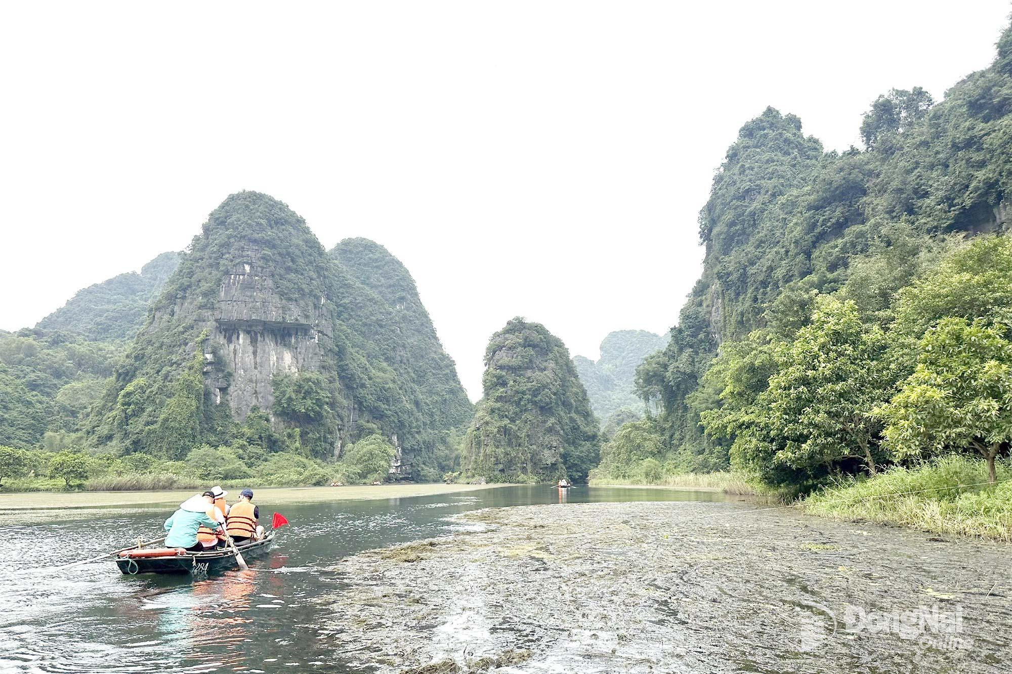 Cảnh sắc sơn thủy hữu tình của Tràng An cuốn hút du khách.