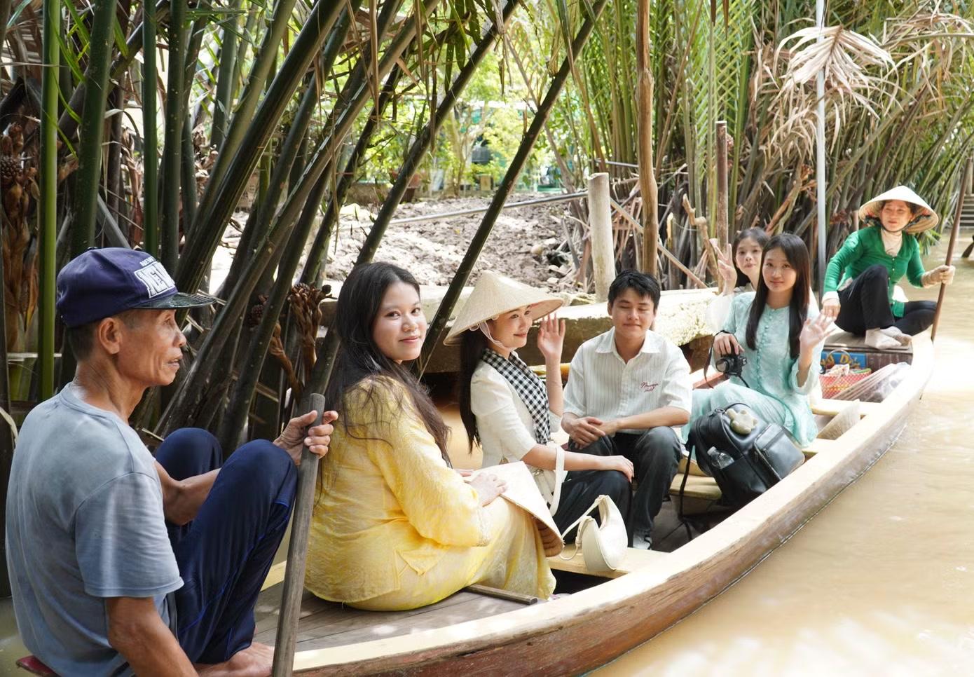  “Dù em quê gốc Bến Tre, nhưng sinh ra và lớn lên ở thành phố, nên chưa bao giờ được mặc áo bà ba đi xuồng ba lá. Khi nhìn thấy trào lưu hot trên TikTok﻿, em quyết định cùng nhóm bạn đặt tour về cồn Thới Sơn trải nghiệm. Mặc bộ đồ bà ba, đội nón lá, cảm giác mình hiền thục hơn rất nhiều”, Không chỉ các bạn nữ, các bạn nam cũng thích thú với trải nghiệm này, nhiệt tình hỗ trợ chụp ảnh, thêm vui vẻ và gắn kết”, Minh Thơ (áo vàng), học sinh lớp 12 tại Bình Dương chia sẻ. 