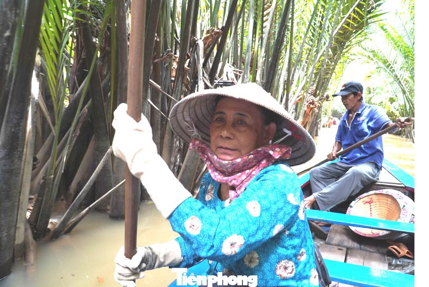  Những người lái đò tại cồn Thới Sơn đều là người địa phương, gần như cả đời gắn bó với mái chèo, con nước. Không chỉ chèo đò, họ còn kể chuyện văn hóa, cất lên những tiếng hò vọng cổ trong trẻo, ngọt lịm: "Hò... ơ... Thuyền em nhẹ lướt như tơ/ Khách ngồi xuồng nhỏ ai ngờ say mê/ Nước sông gió mát tràn trề/ Câu hò em gửi... /hò... ơ... câu hò em gửi lời quê ngọt ngào". 