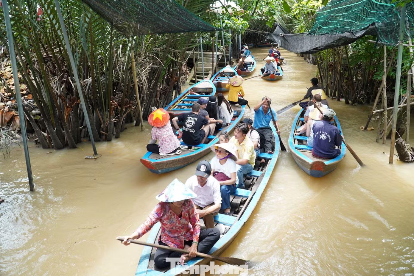  Tiếng khua mái chèo lóp ngóp, tiếng cười nói của các bạn trẻ hòa lẫn với tiếng lá dừa xào xạc trong gió, tạo nên một bản đồng ca đầy sức sống của vùng đất sông nước miệt vườn. 