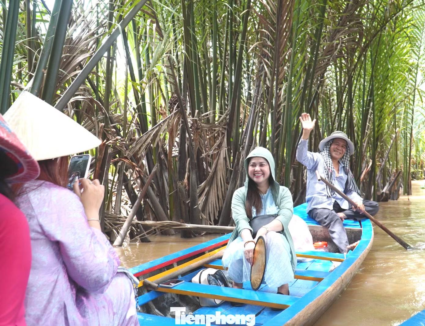  Vào buổi trưa, chỉ cần nhìn xuống con rạch, dễ dàng bắt gặp các "nàng thơ" rực rỡ vói áo bà ba, khăn rằn, đội nón lá mải mê lưu lại những khoảnh khắc đẹp dưới tán dừa nước. 