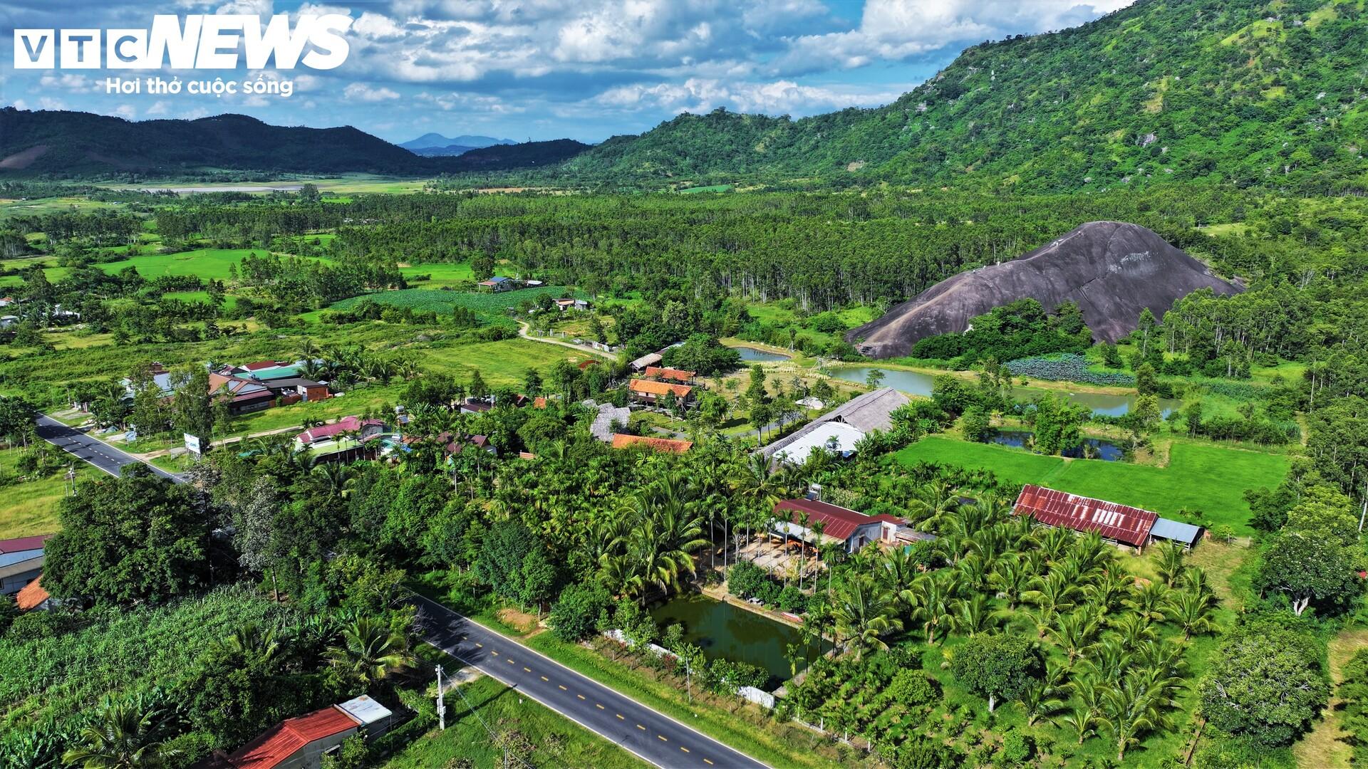 Nằm cách trung tâm Buôn Ma Thuột khoảng 40km theo Quốc lộ 27, đá Voi Mẹ thuộc địa phận xã Hòa Sơn (tỉnh Đắk Lắk) từ lâu đã trở thành biểu tượng thiên nhiên kỳ vĩ của vùng đất Tây Nguyên này, thu hút du khách mọi nơi về chinh phục, check-in.
