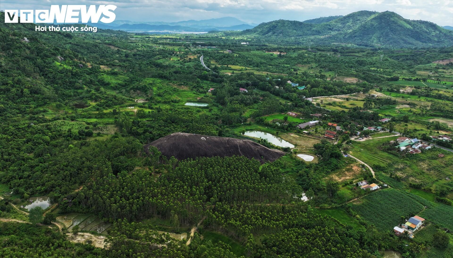 Khung cảnh tại núi đá Voi Mẹ thay đổi kỳ diệu theo từng thời khắc trong ngày, xa xa là đỉnh Chu Yang Sin mờ ảo trong mây, phía dưới là những nếp nhà sàn đơn sơ của buôn làng. Những con đường nhỏ uốn lượn như sợi chỉ và những ô ruộng lúa xanh ngát. Làn gió lồng lộng thổi qua như cuốn trôi đi mọi muộn phiền của cuộc sống đô thị ồn ào.