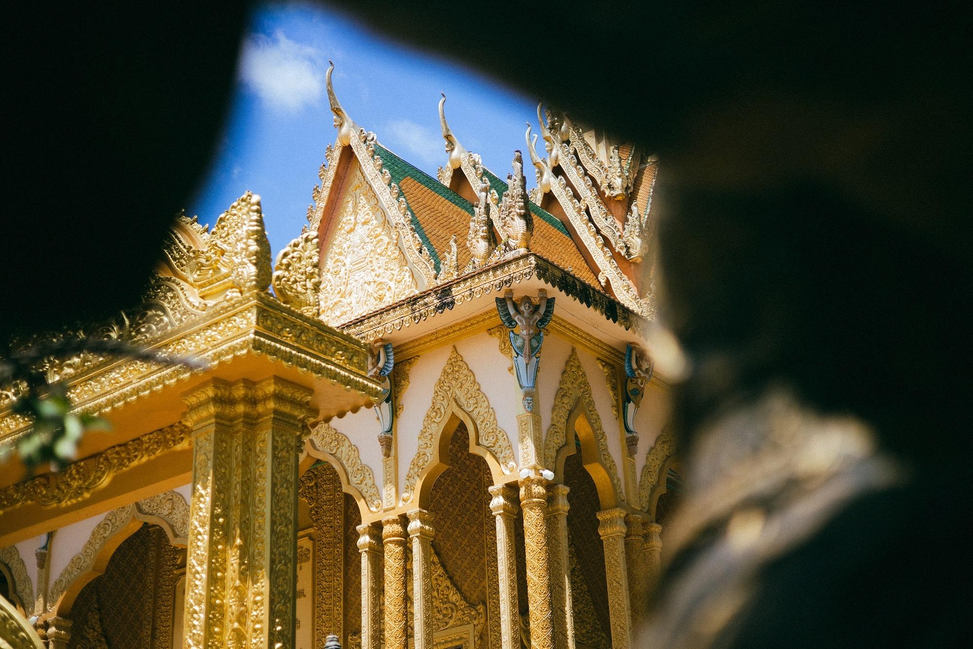  Họa tiết chạm khắc đặc trưng của văn hóa Khmer được tôn trí từ sân, cột, tường, mái đến cửa, điển hình là tượng thánh 4 mặt Maraprum ở lan can. Những hàng cột bên ngoài chánh điện được xây dựng theo kiến trúc Corinth, tiếp giáp giữa đầu cột với mái chùa có tượng thần Krud ngậm ngọc với 2 tay nâng đỡ mái. 