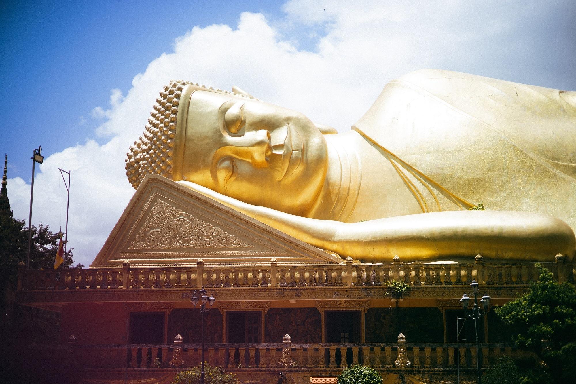  Nằm đối diện chánh điện, tượng Phật Thích Ca nhập Niết bàn dài 54 m, cao 20 m là biểu tượng của chùa Vàm Ray. Tượng được đặt trên bệ tương đương ngôi nhà 2 tầng, toàn bộ phủ sơn son thiếp vàng. Các hàng cột và cầu thang bố trí tượng thánh 4 mặt Maraprum, nữ thần Kayno và chim thần Marakrit tạo sự uy nghiêm. 