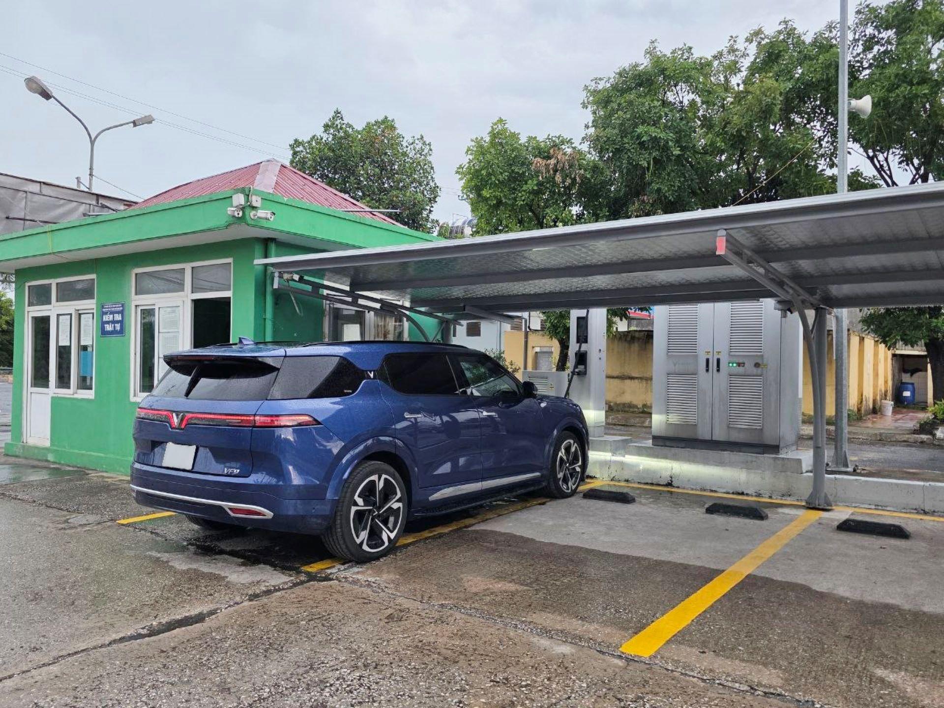  Anh Cấn Quang Hưng (Hà Nội) nhận định việc sạc xe điện trên đường dài rất đơn giản. 
