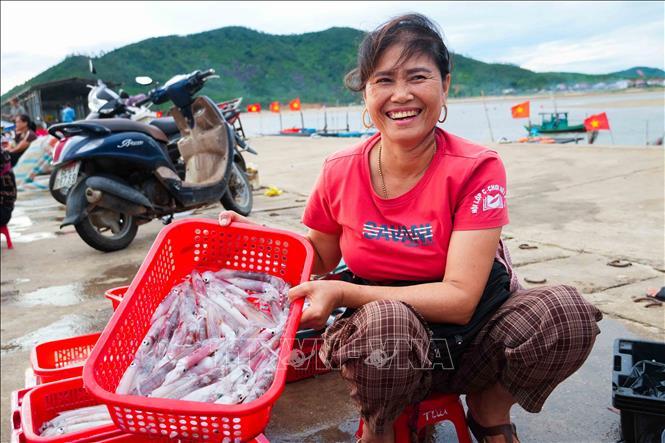 Những mẻ mực tươi ngon là thành quả sau nhiều giờ vươn khơi bám biển của ngư dân Cửa Nhượng.