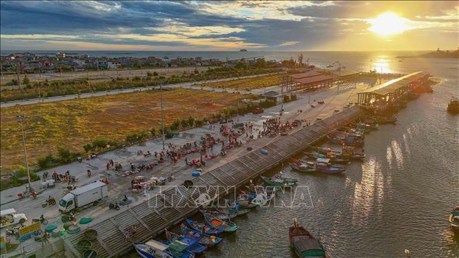 Nhịp sống sôi động tại cảng cá Cửa Nhượng lúc bình minh.