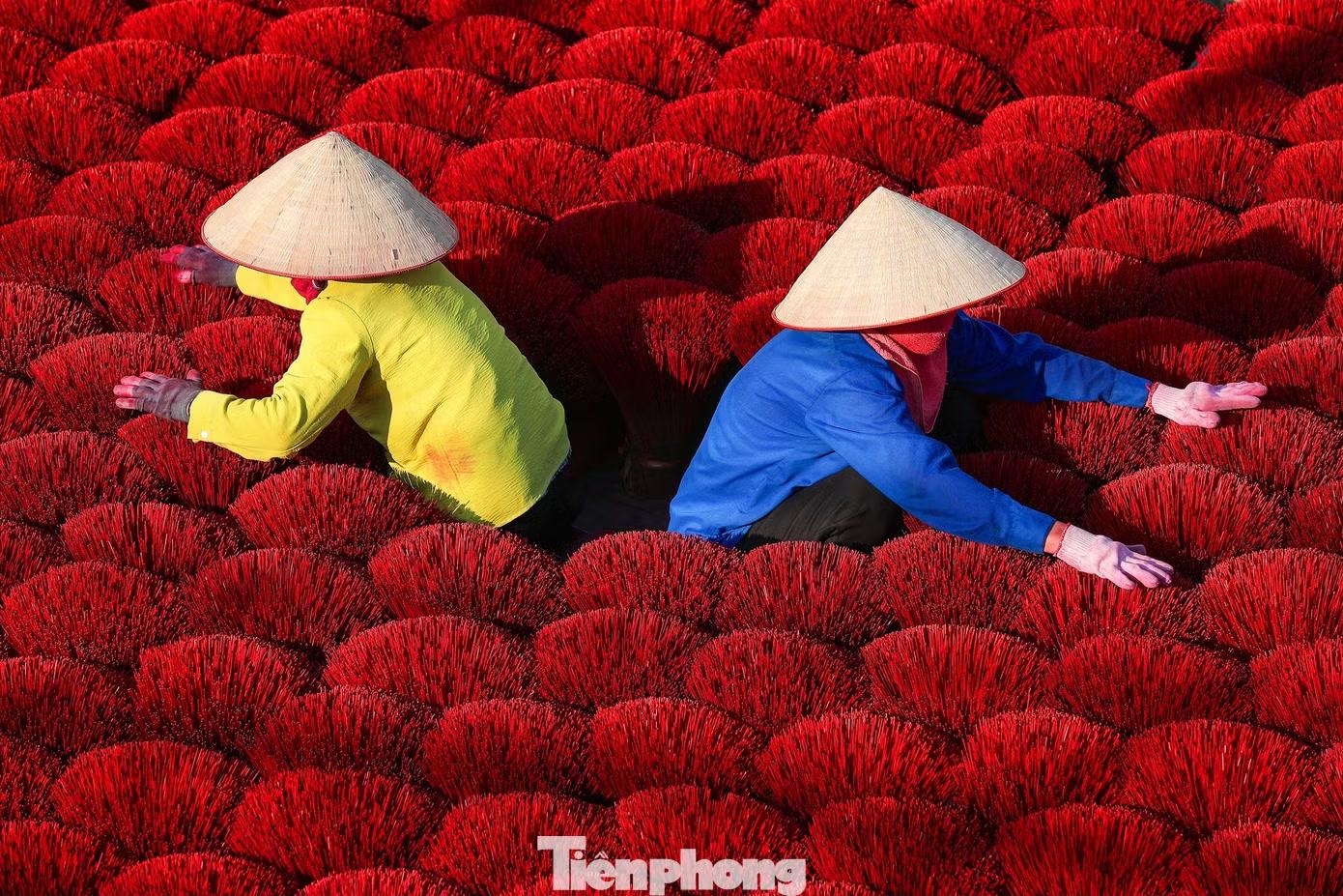 Đây là một trong những hình ảnh đặc trưng của làng nghề, đồng thời trở thành điểm thu hút du khách và những người yêu nhiếp ảnh. Nhiều người dành thời gian quan sát quy trình làm hương, trò chuyện với người dân trước khi ghi lại những bức ảnh giữa không gian rực rỡ.