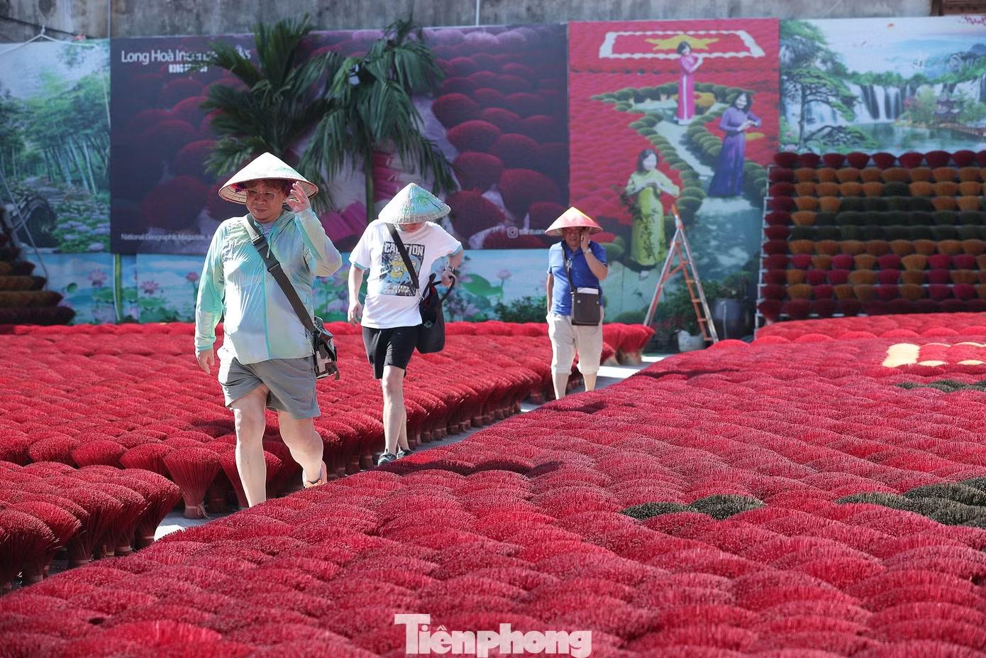 "Tôi từng nhìn thấy hình ảnh nơi này trên mạng xã hội và muốn đến tận nơi. Khung cảnh thực tế rất ấn tượng, đặc biệt khi đứng giữa những bó hương đỏ rực", một du khách nước ngoài chia sẻ.