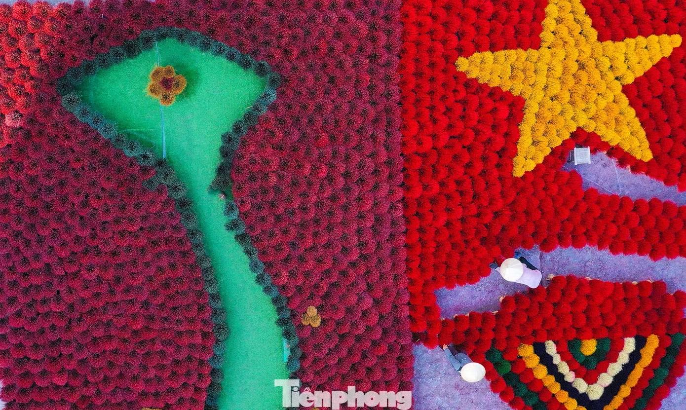 Chị Minh Anh, một du khách đến từ Hà Nội, cho biết từng xem nhiều hình ảnh về Quảng Phú Cầu trên mạng nhưng vẫn bất ngờ khi trực tiếp trải nghiệm. "Nhìn bên ngoài đã rất đẹp, nhưng đến tận nơi mới cảm nhận được không gian rộng và màu sắc nổi bật của những bó hương. Tôi thích nhất là được xem người dân làm hương và tìm hiểu từng công đoạn", chị nói.