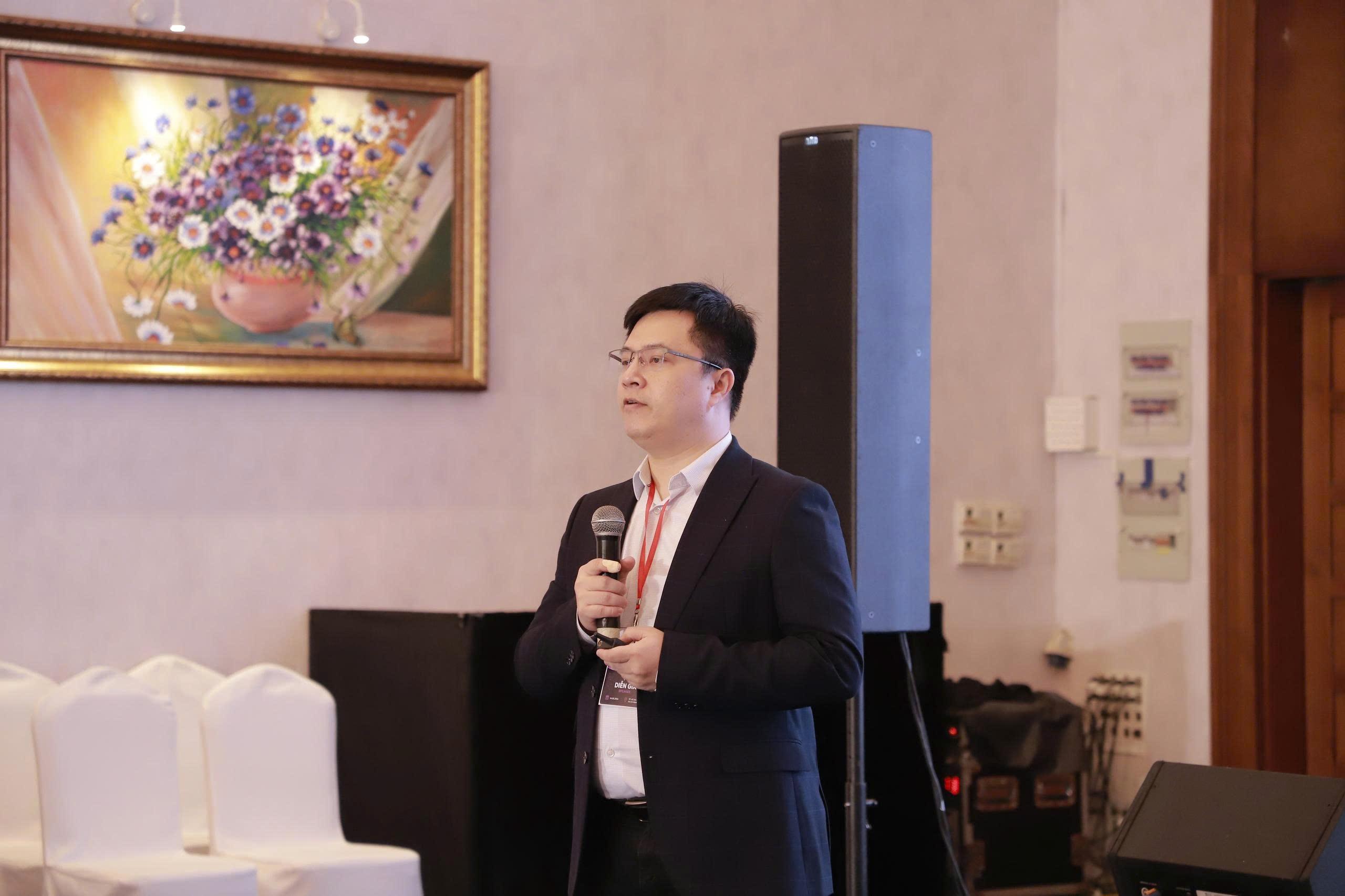 Ông Lê Bá An Bình, Giám đốc Thương mại Zalo, trình bày về chủ đề “Zalo đồng hành cùng doanh nghiệp nâng cao chất lượng tương tác & năng lực CSKH”.