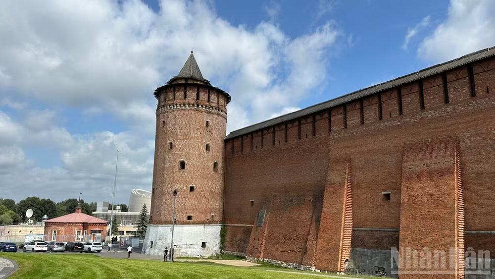 Những di tích còn lại của Pháo đài Kremlin Kolomna. (Ảnh: THÙY VÂN)
