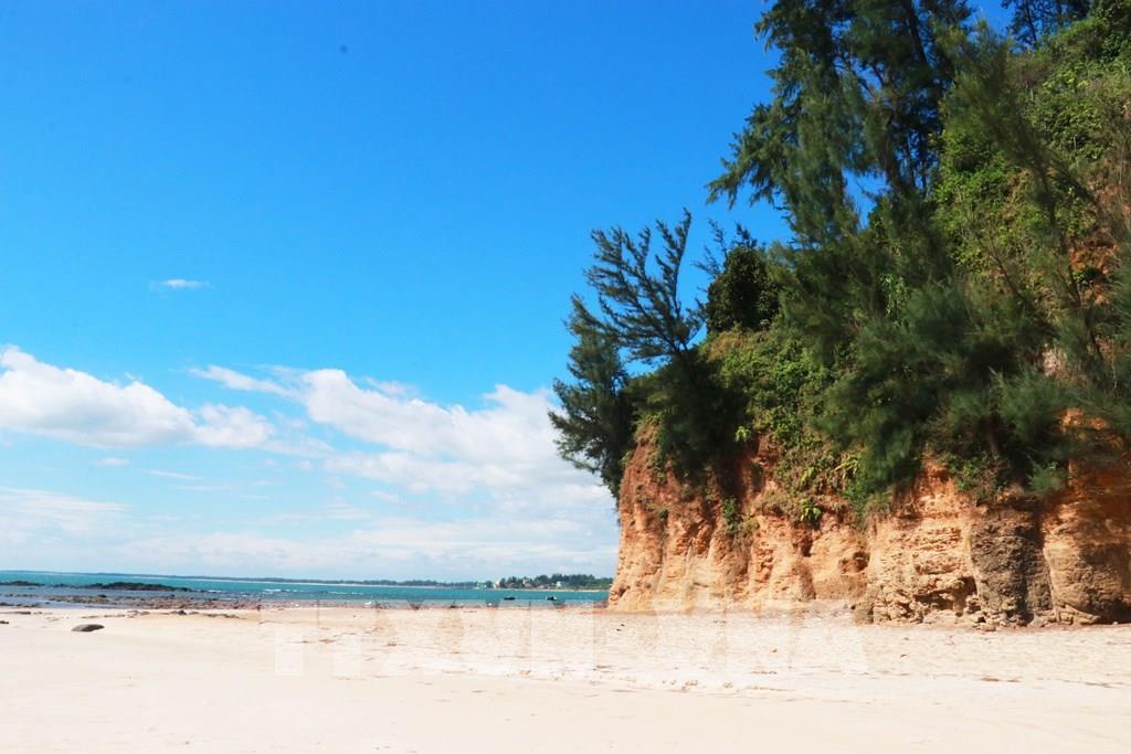 Mũi Si mang vẻ đẹp hoang sơ với những ghềnh đá kỳ thú, bãi cát trải dài, biển xanh và những dãy núi đá vươn ra biển. Ảnh: Tường Vi - TTXVN