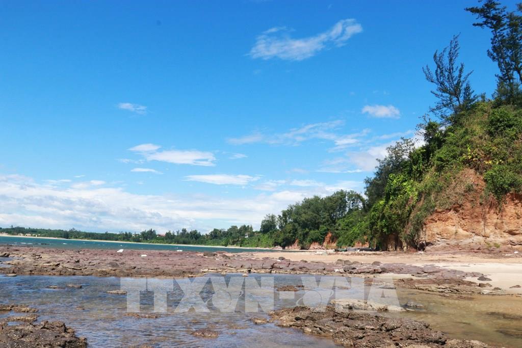 Mũi Si mang vẻ đẹp hoang sơ, bình yên với những ghềnh đá kỳ thú, bãi cát trải dài. Ảnh: Tường Vi - TTXVN