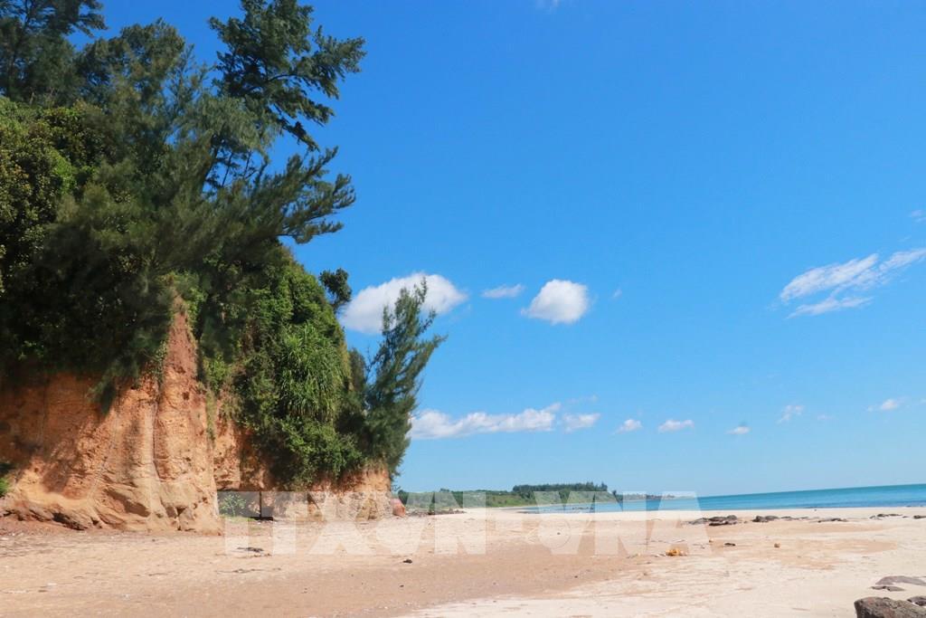 Mũi Si mang vẻ đẹp hoang sơ, bình yên với bãi cát trải dài, biển xanh. Ảnh: Tường Vi - TTXVN