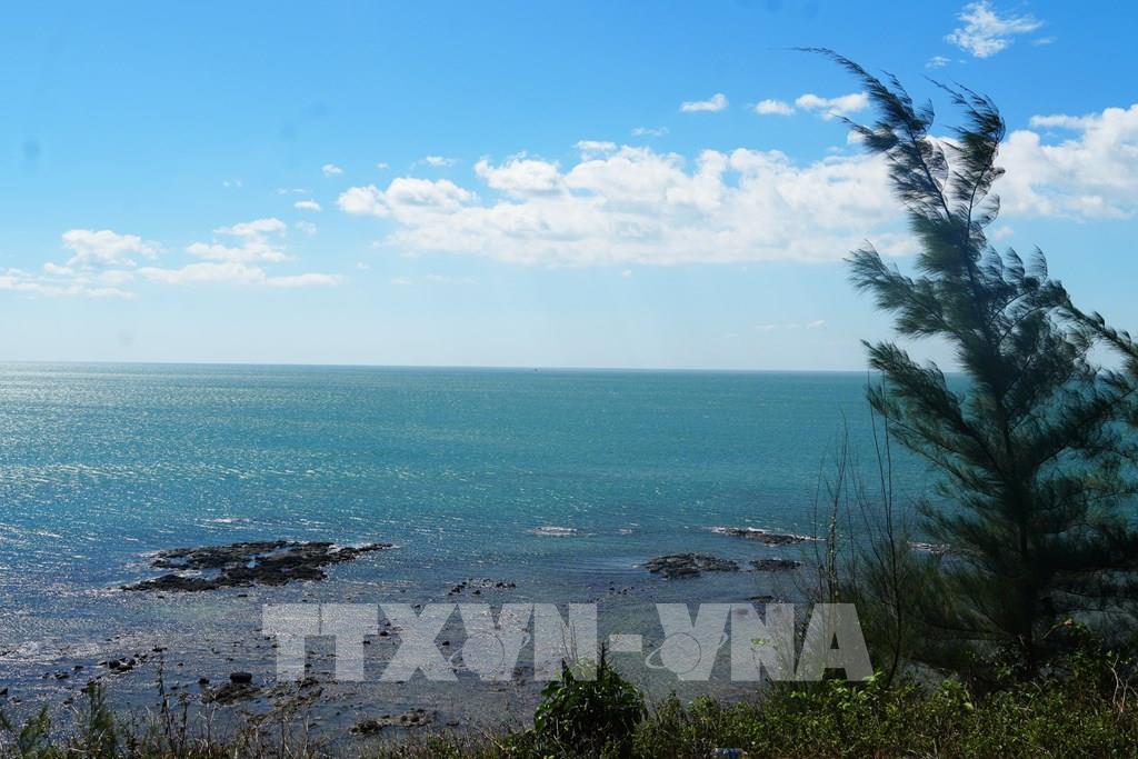 Từ mũi Si nhìn ra biển. Ảnh: Tường Vi - TTXVN