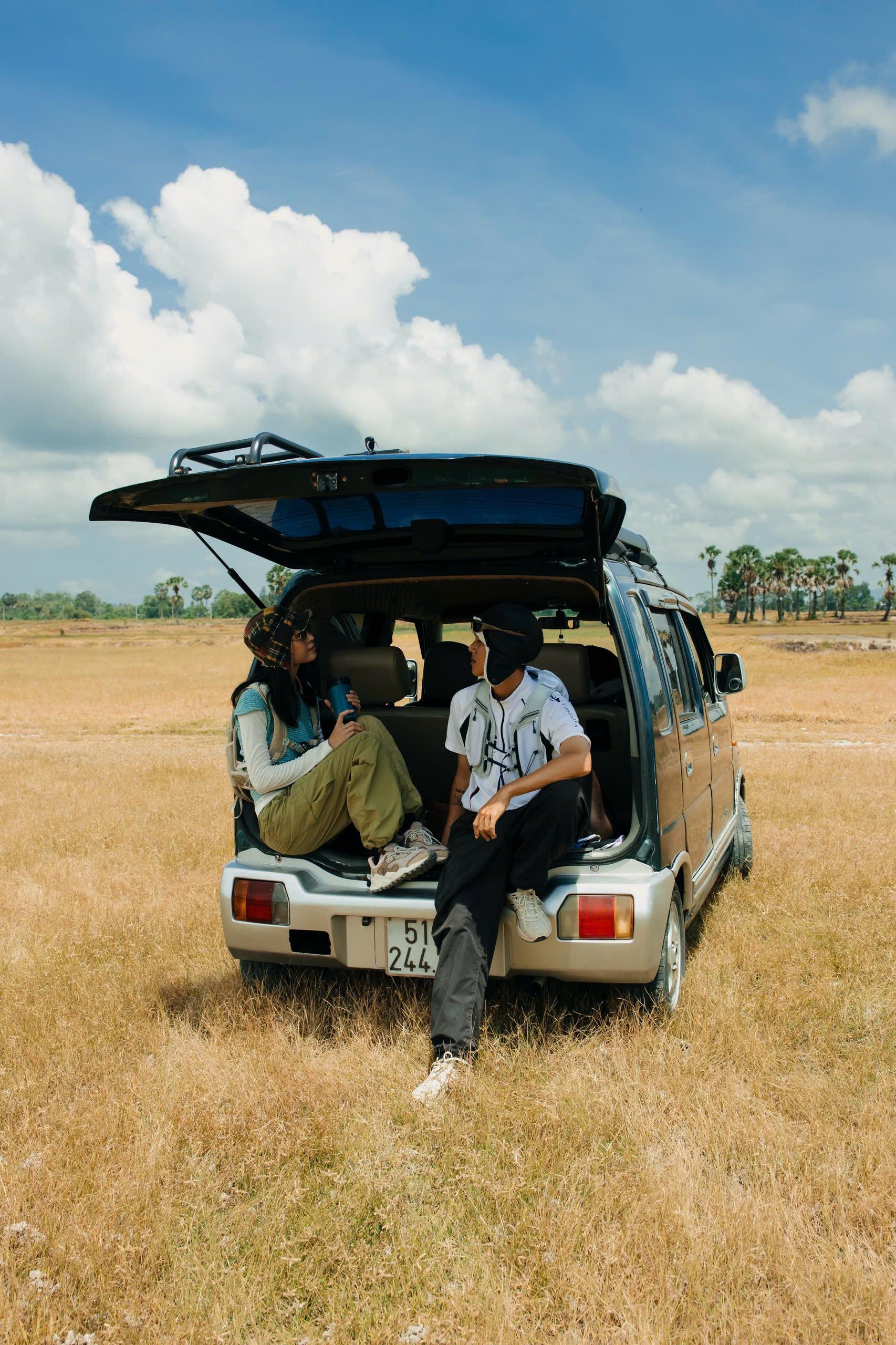  Cánh đồng nằm ở xã An Cư, phía tây tỉnh An Giang, cách Long Xuyên khoảng 80 km và TP.HCM hơn 260 km. Đường đến đây khá thuận tiện, rộng và đẹp, ít xảy ra tình trạng ùn tắc. Du khách có thể lựa chọn xe máy, ôtô hoặc các phương tiện cá nhân khác để di chuyển. 