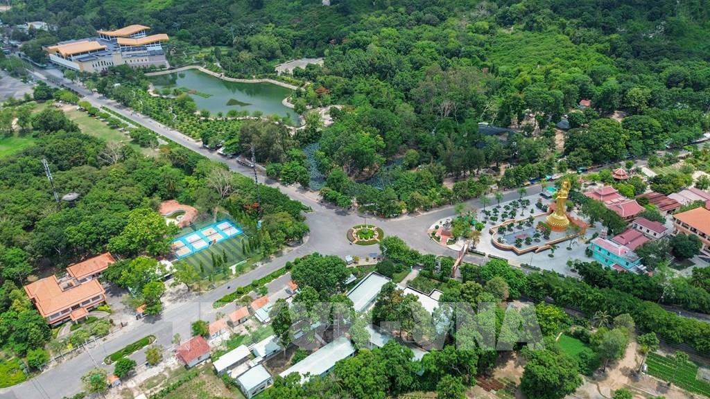 Với những giá trị về cảnh quan, văn hóa và tâm linh, Núi Bà Đen tiếp tục là hạt nhân thúc đẩy du lịch Tây Ninh phát triển bền vững. Ảnh: Giang Phương - TTXVN