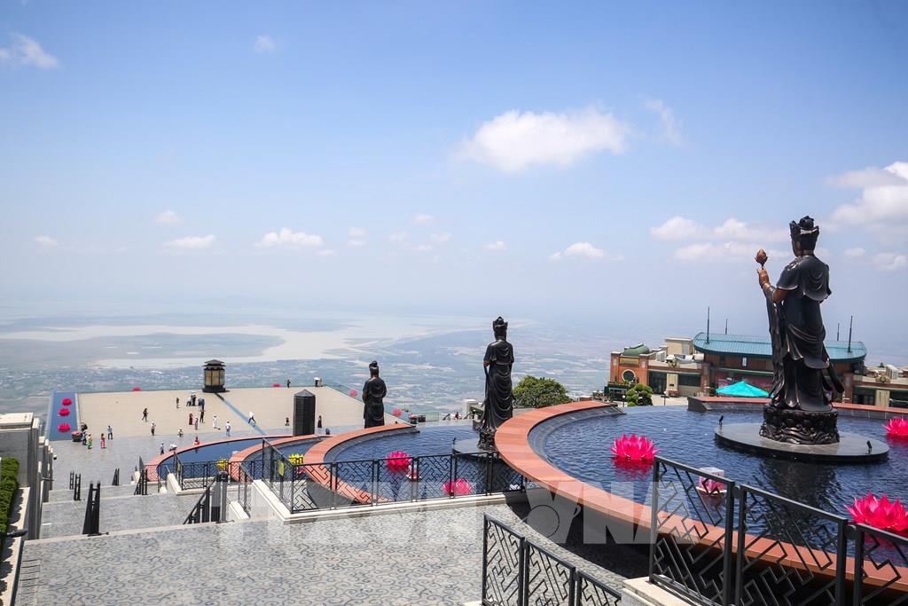 Không gian văn hóa, tâm linh trên núi Bà Đen là một trong những yếu tố tạo sức hút đối với du khách. Ảnh: Giang Phương - TTXVN