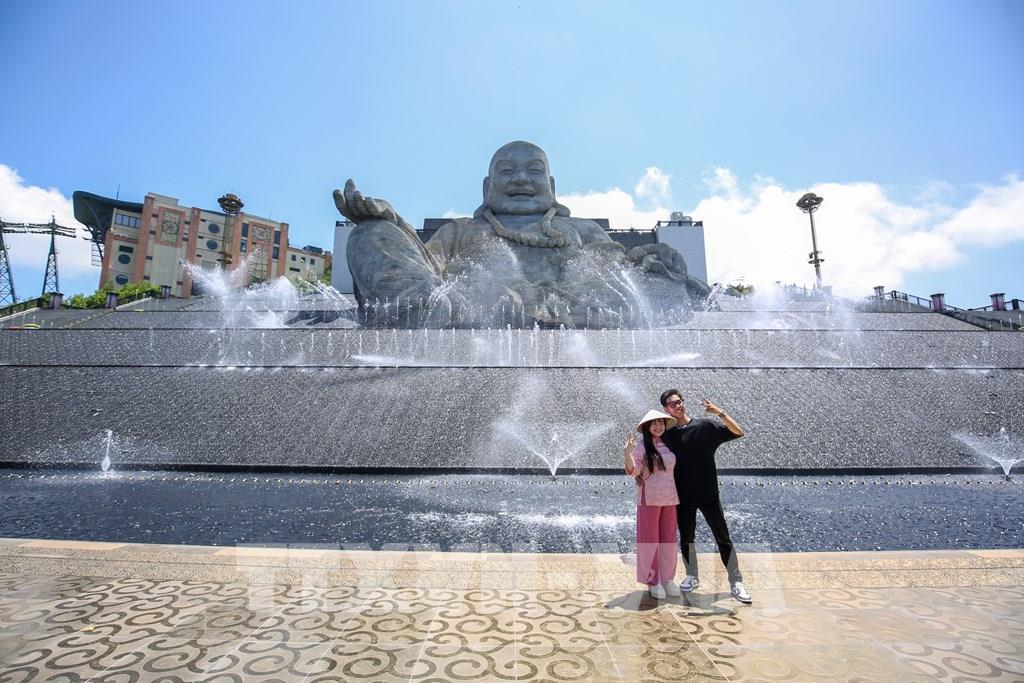 Du khách lưu lại những khoảnh khắc đáng nhớ với màn trình diễn nhạc nước trên đỉnh núi Bà Đen. Ảnh: Giang Phương – TTXVN