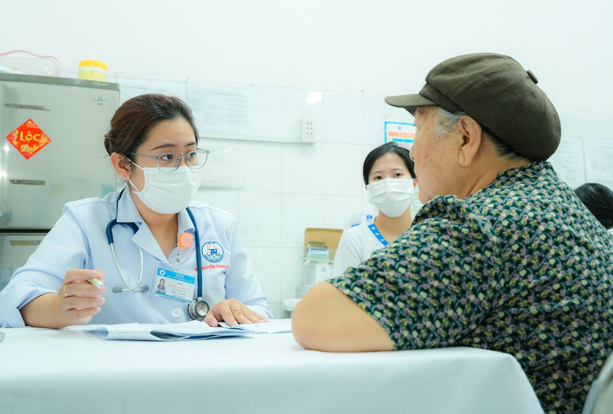  Các bác sĩ Bệnh viện Thống Nhất khám sức khỏe cho người dân phường Tân Sơn Hòa. 