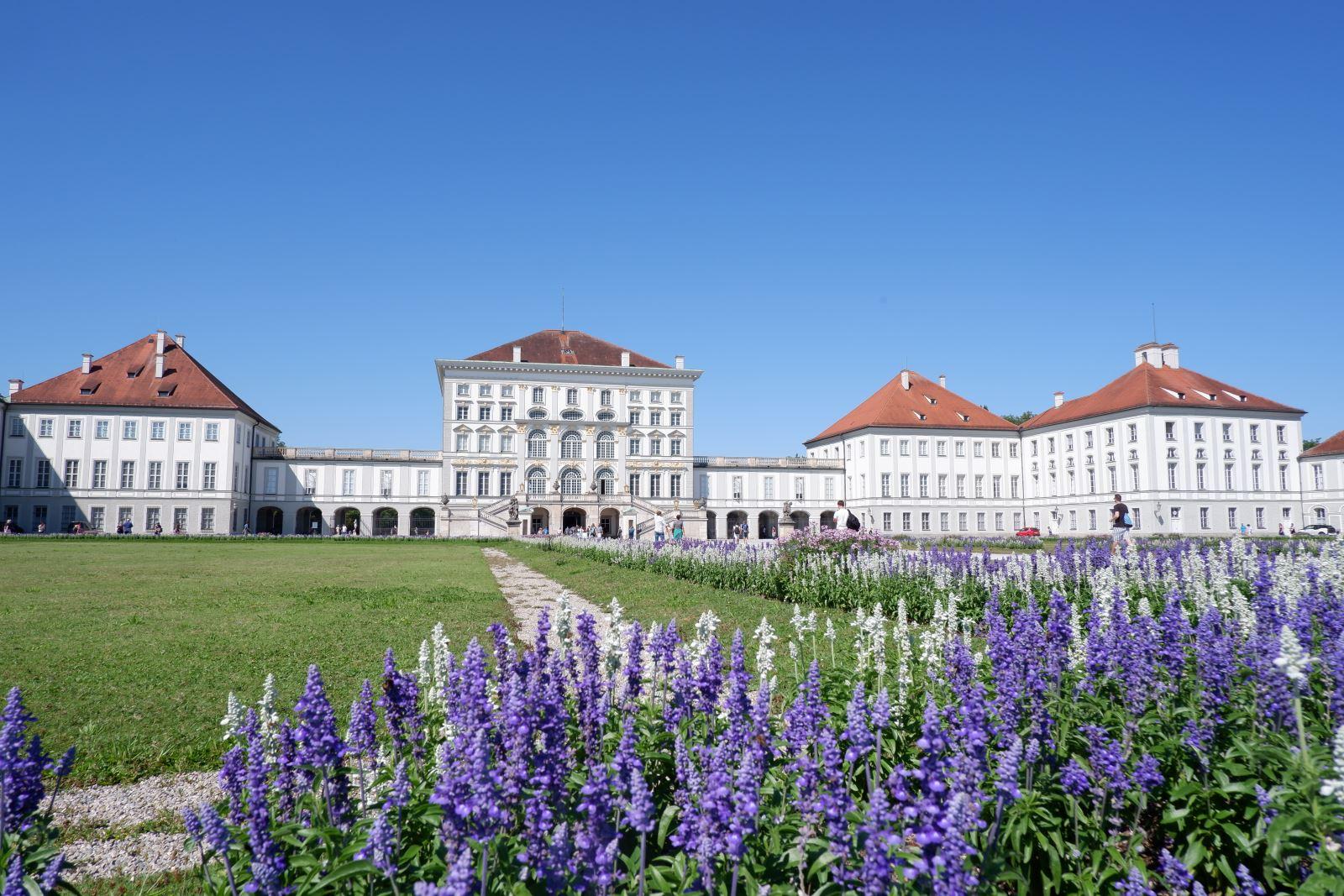 Mặt trước của cung điện Nymphenburg.