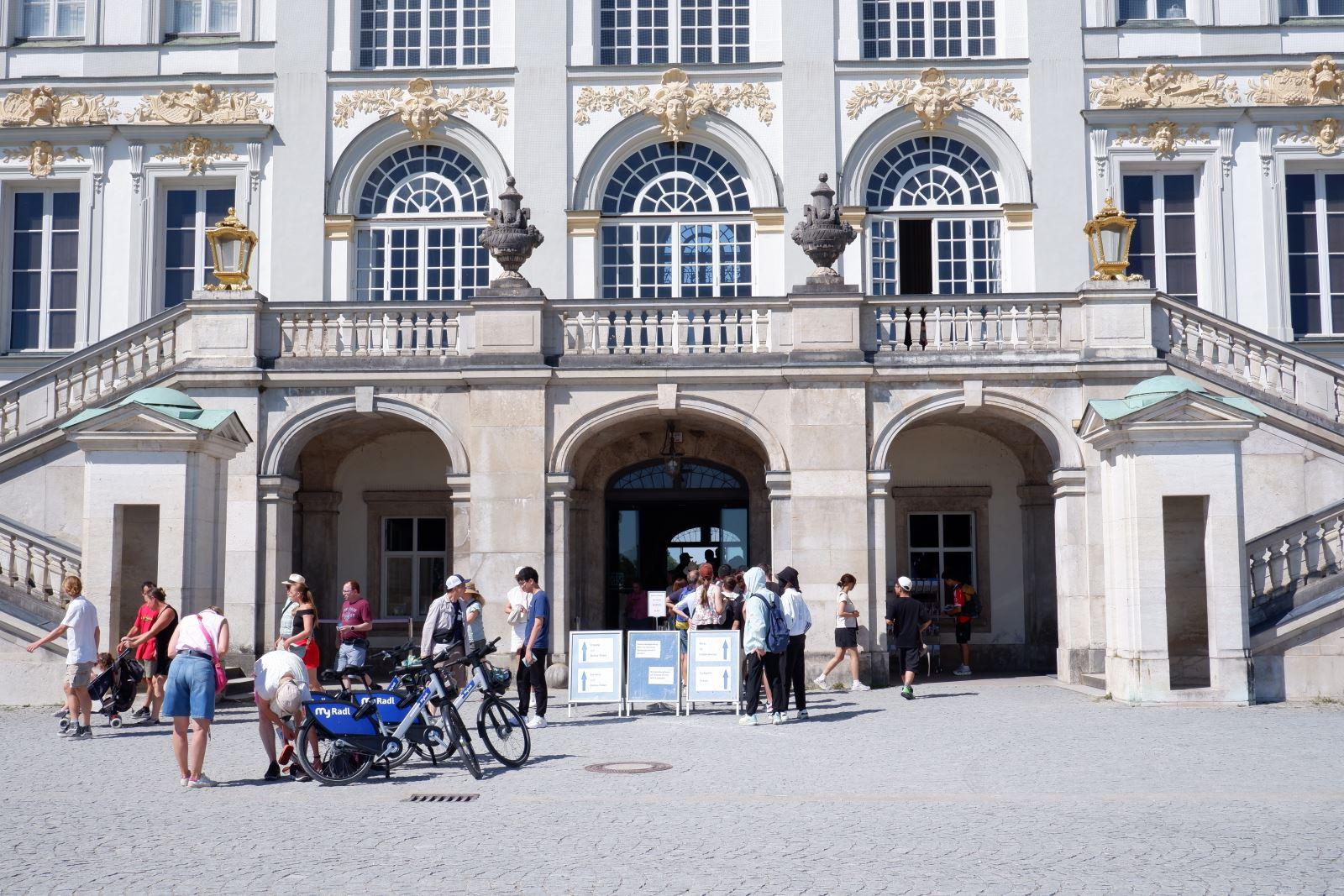 Kiến trúc mặt tiền cung điện Nymphenburg.