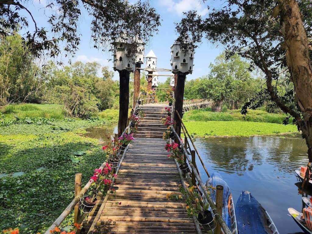 Cầu tre xuyên rừng mở ra hành trình khám phá Trà Sư gần gũi với thiên nhiên, đưa du khách qua những vùng đất ngập nước giữa màu xanh của tràm. Ảnh: Tường Quang.