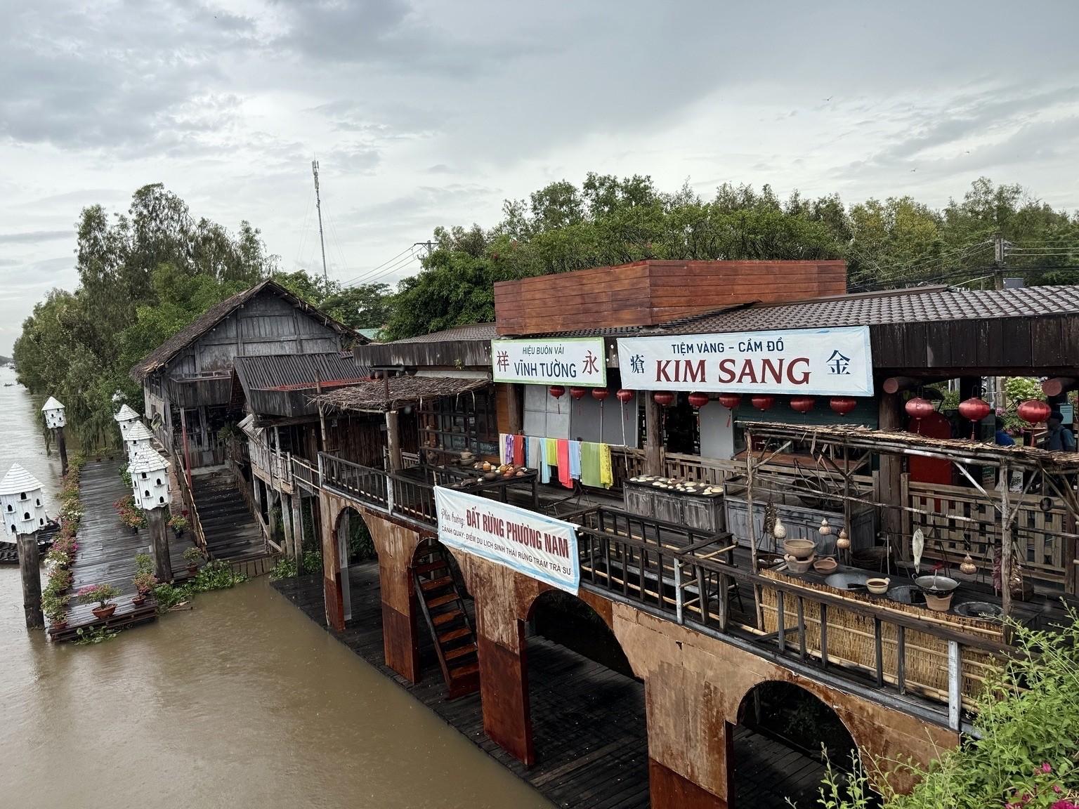 Không gian tái hiện nét sinh hoạt, buôn bán xưa tại điểm du lịch rừng tràm Trà Sư, góp thêm sắc màu văn hóa cho hành trình khám phá vùng Bảy Màu. Ảnh: Bình Minh
