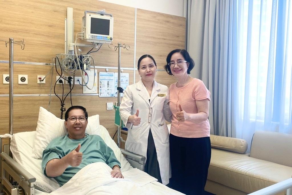 ThS.BS Đỗ Nguyễn Thùy Đoan Trang bên cạnh bệnh nhân và gia đình.