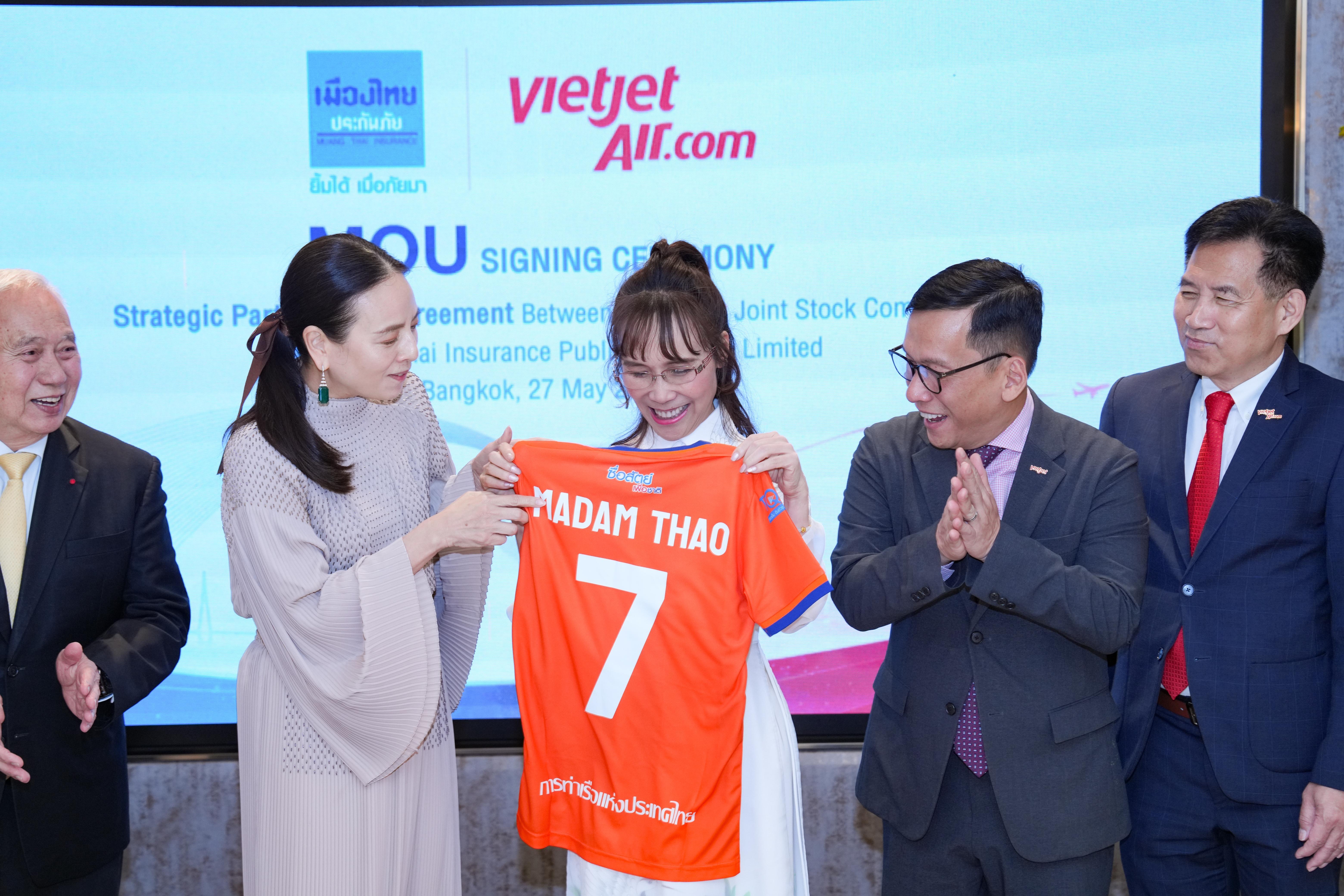  Madam Pang trao tặng áo đấu cho TS Nguyễn Thị Phương Thảo. 