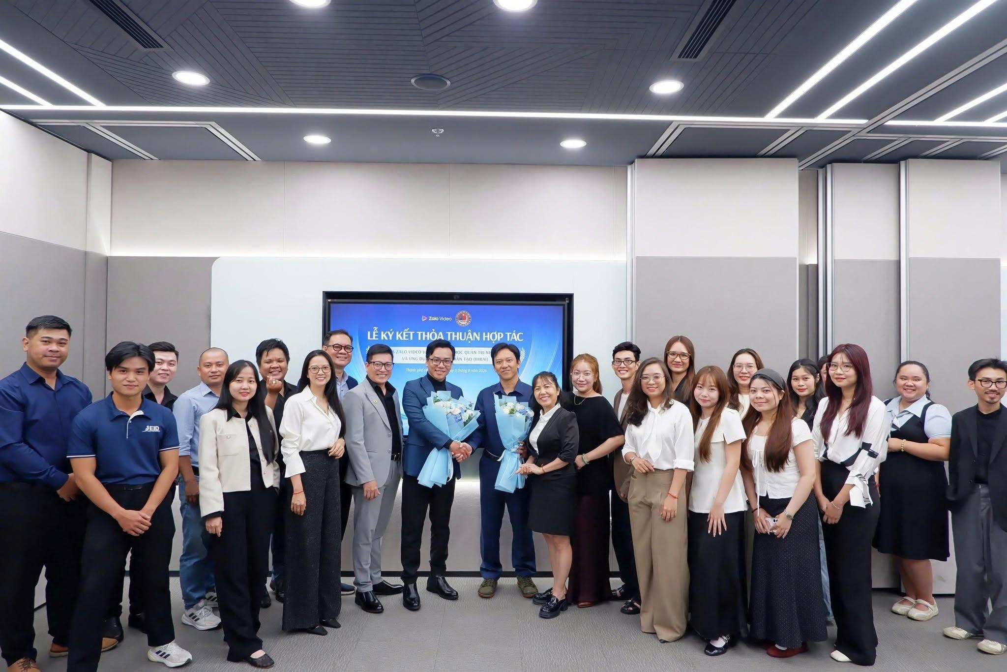  Đại diện Zalo Video và IHRAI cùng các chuyên gia, khách mời, đơn vị đồng hành tham dự buổi ký kết thỏa thuận hợp tác. 