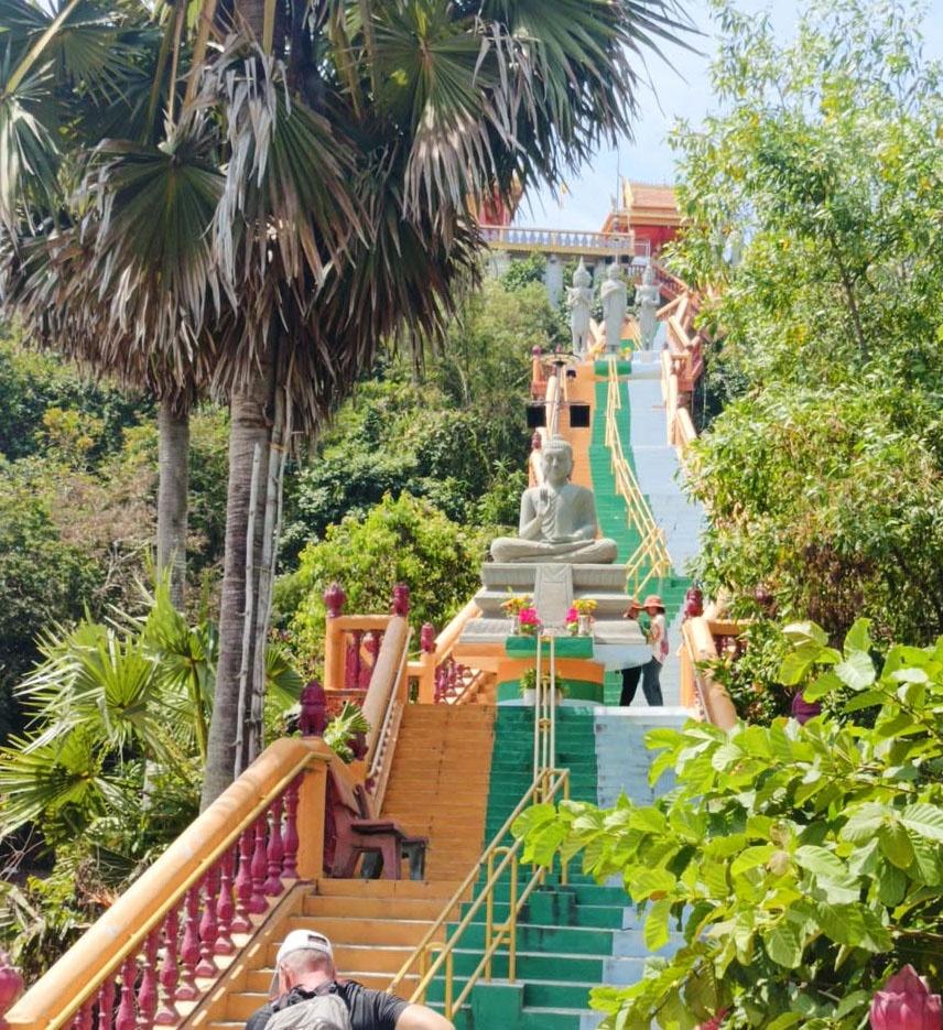 Chùa Tà Pạ là địa điểm du lịch tâm linh nổi tiếng ở xã Tri Tôn bởi tọa lạc ở nơi “bồng lai tiên cảnh”