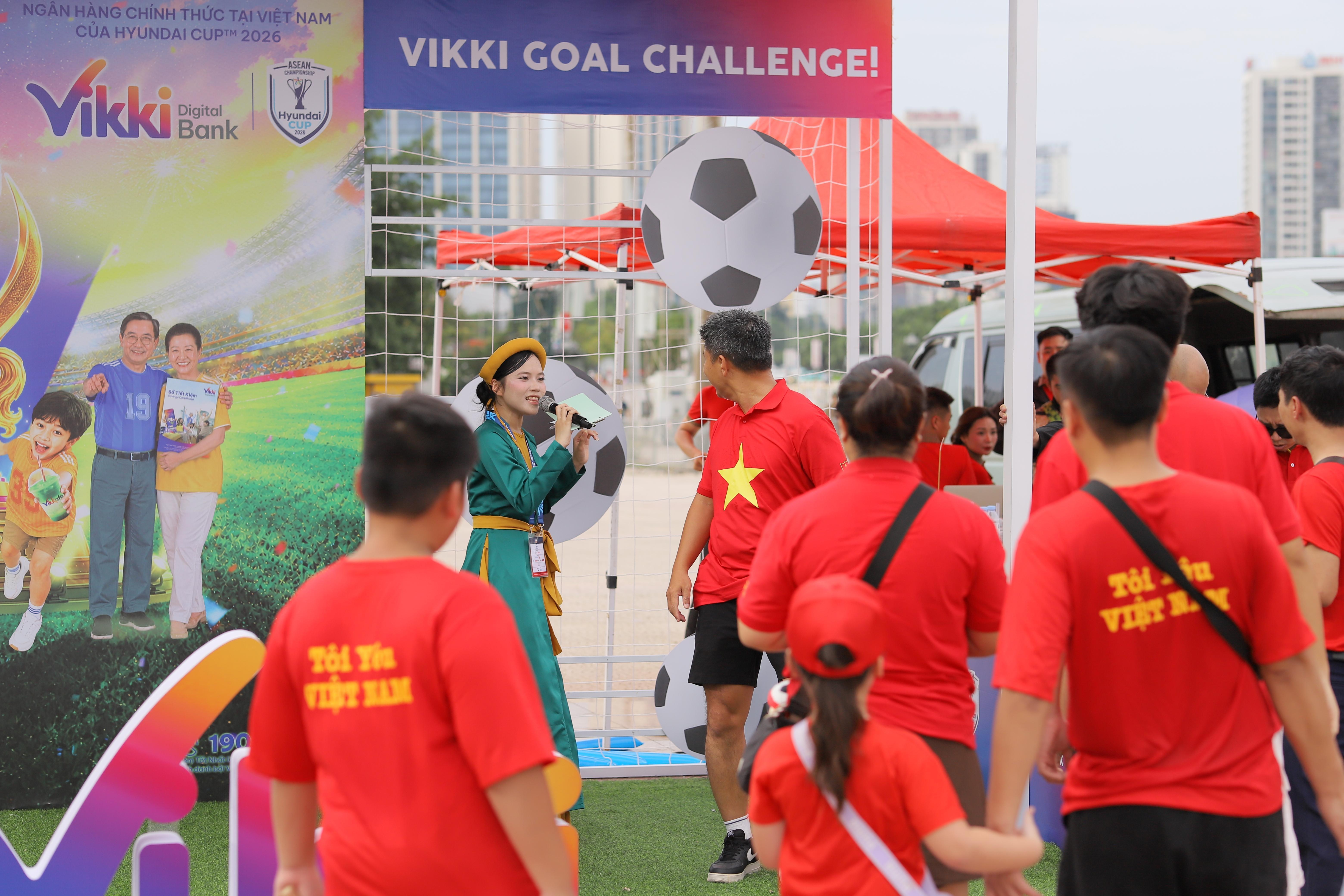  Cổ động viên nhiệt tình tham gia hoạt động trải nghiệm tại gian hàng của Vikki Digital Bank. 