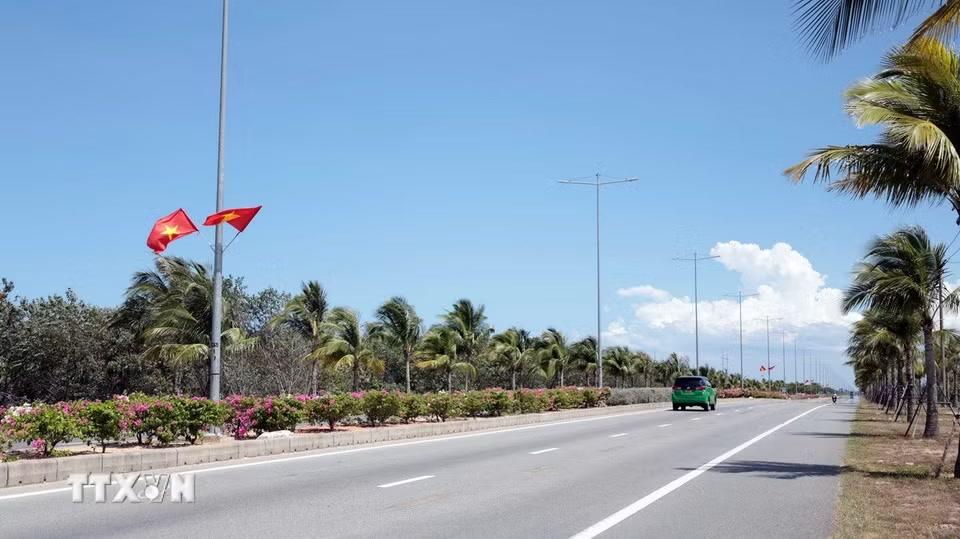 Cờ Đảng, cờ Tổ quốc tung bay trên tuyến đường ven biển dài và đẹp nhất thành phố Đà Nẵng. (Ảnh: Đỗ Trưởng/TTXVN)