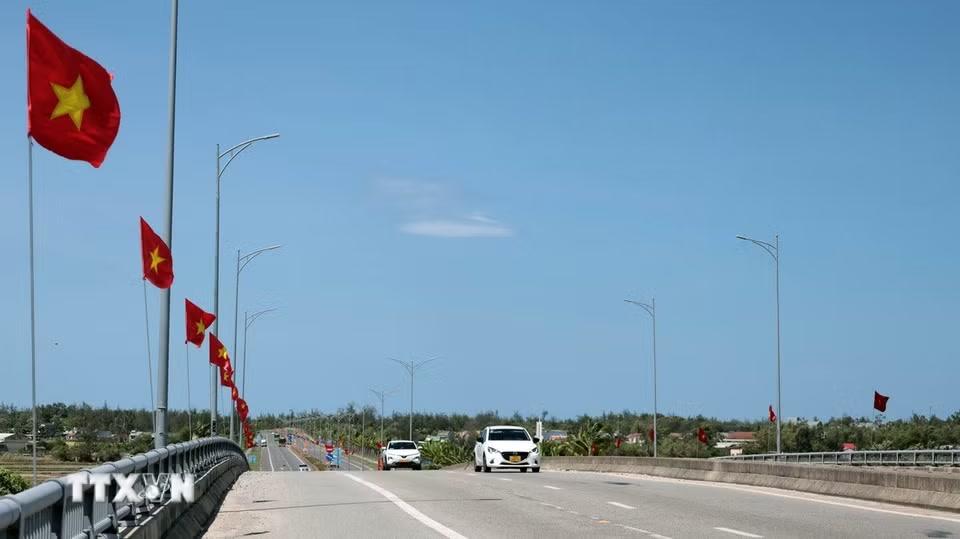 Cờ Đảng, cờ Tổ quốc tung bay trên tuyến đường ven biển dài và đẹp nhất thành phố Đà Nẵng. (Ảnh: Đỗ Trưởng/TTXVN)