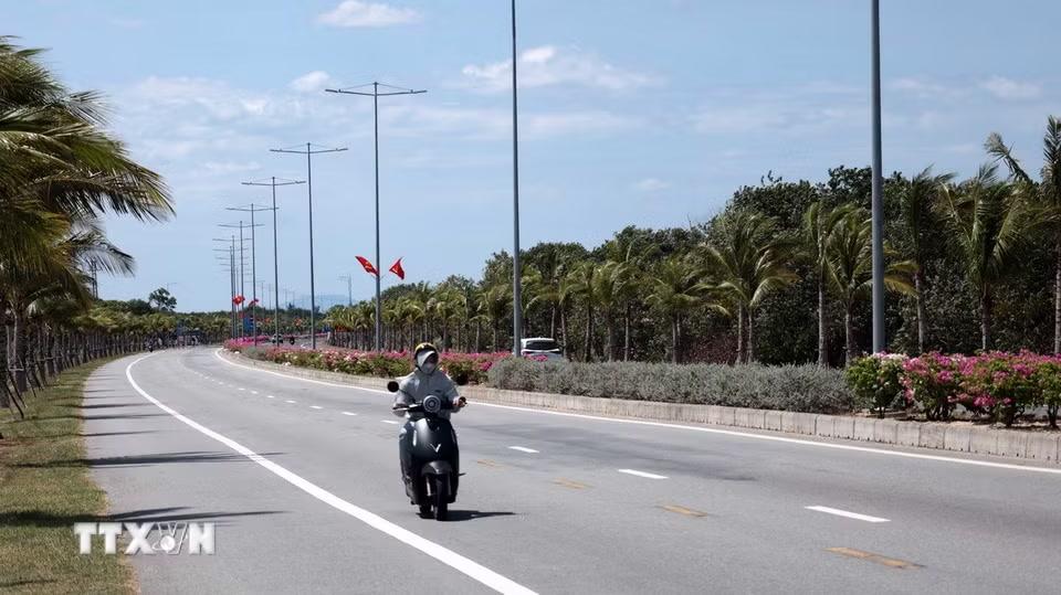 Cờ Đảng, cờ Tổ quốc tung bay trên tuyến đường ven biển dài và đẹp nhất thành phố Đà Nẵng. (Ảnh: Đỗ Trưởng/TTXVN)