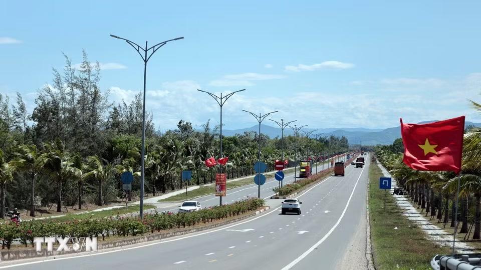 Cờ Đảng, cờ Tổ quốc tung bay trên tuyến đường ven biển dài và đẹp nhất thành phố Đà Nẵng. (Ảnh: Đỗ Trưởng/TTXVN)