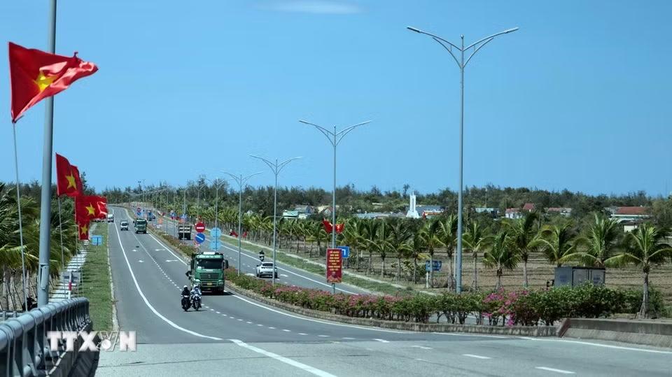 Cờ Đảng, cờ Tổ quốc tung bay trên tuyến đường ven biển dài và đẹp nhất thành phố Đà Nẵng. (Ảnh: Đỗ Trưởng/TTXVN)