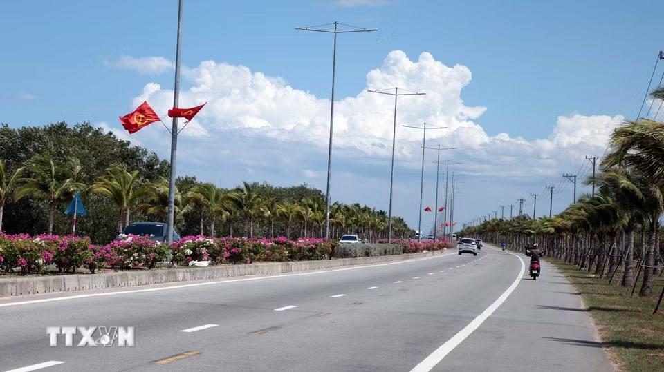 Cờ Đảng, cờ Tổ quốc tung bay trên tuyến đường ven biển dài và đẹp nhất thành phố Đà Nẵng. (Ảnh: Đỗ Trưởng/TTXVN)